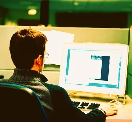 איש עם מחשב