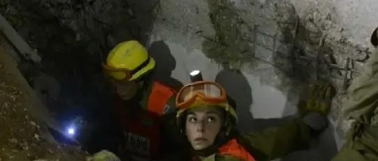 חיילי פיקוד העורף במאמצים לאיתור הלכודים באסון קריסת החניון ברמת החייל