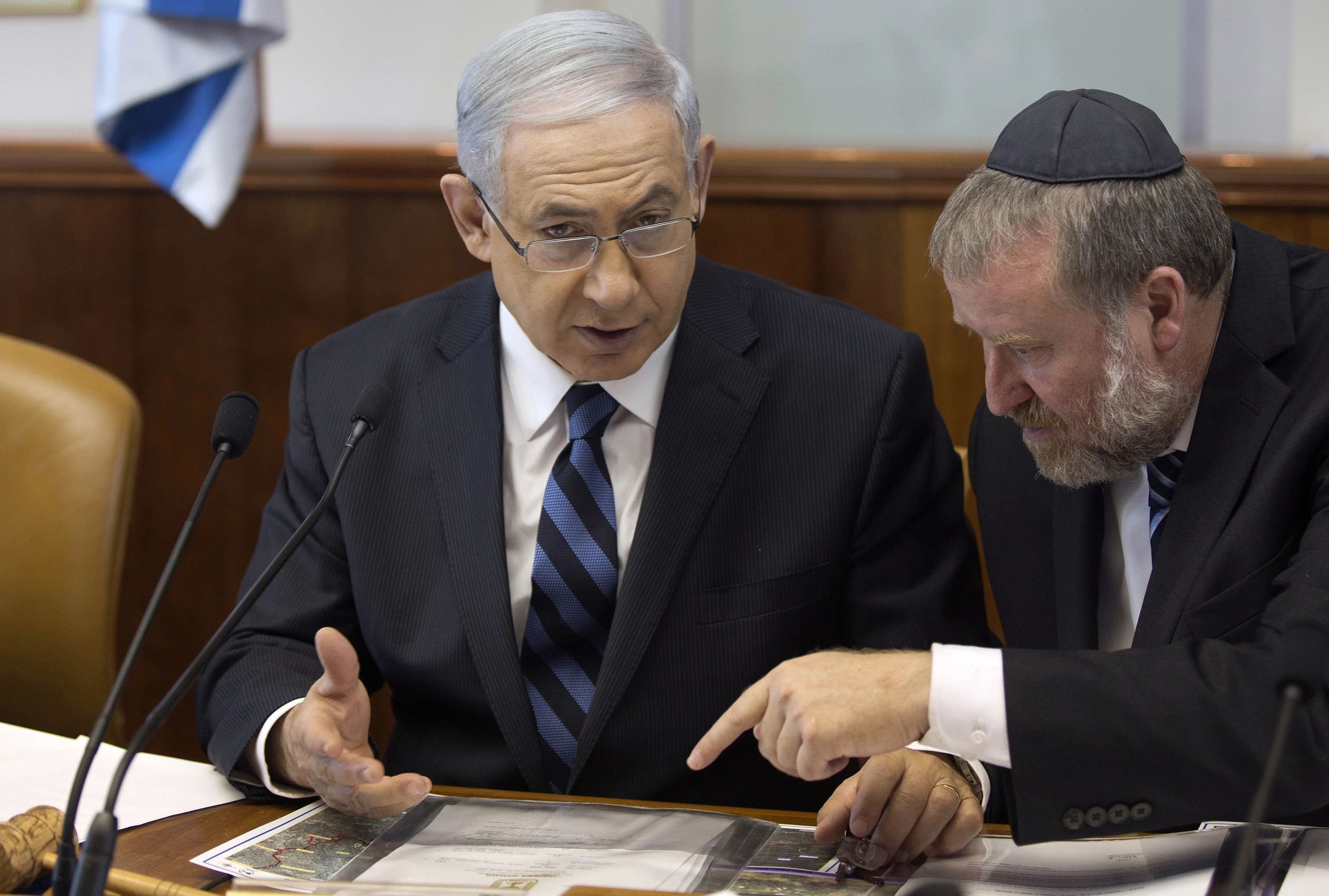 ראש הממשלה בנימין נתניהו ומזכיר הממשלה אביחי מנדלבליט