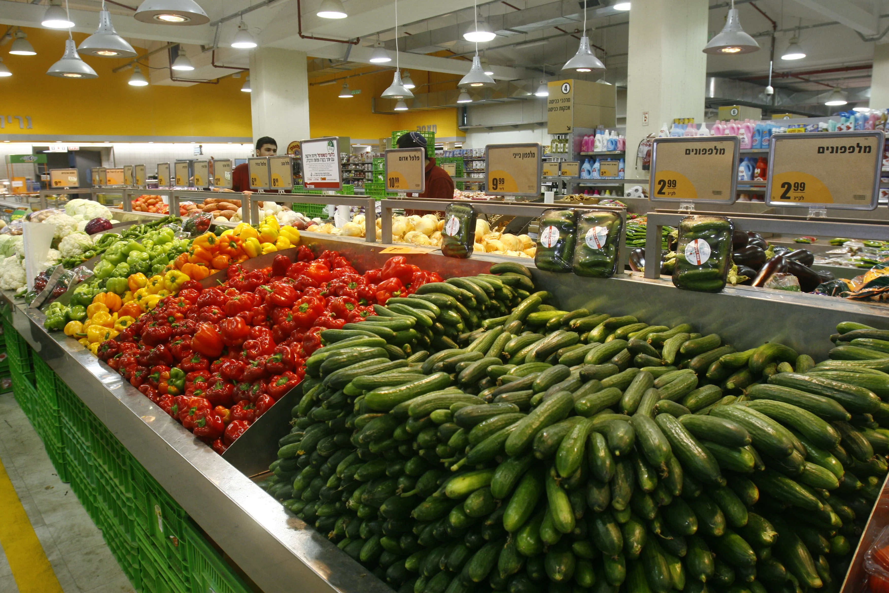 מדף בסופר של ירקות