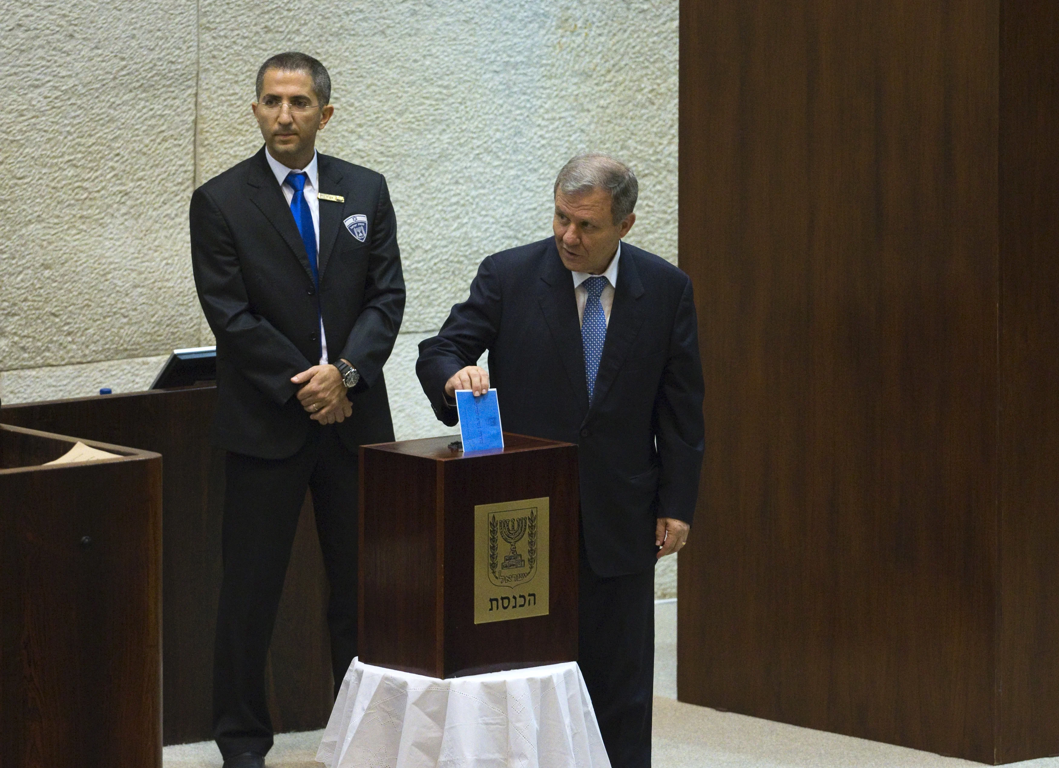 מאיר שטרית מצביע בבחירות לנשיאות