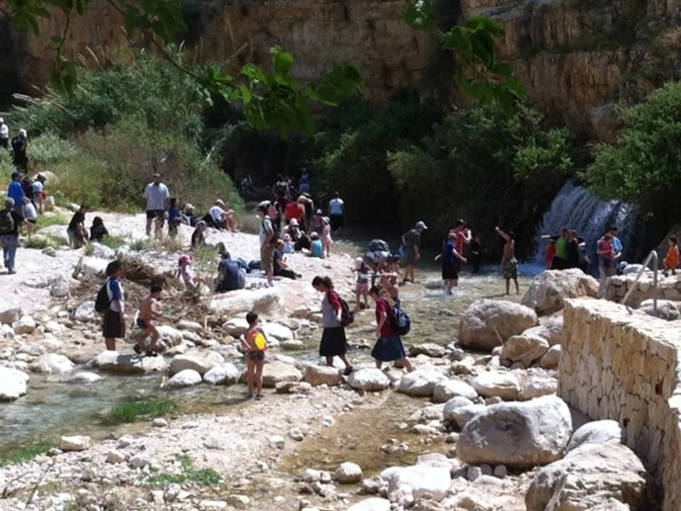 מטיילים בעין מבוע