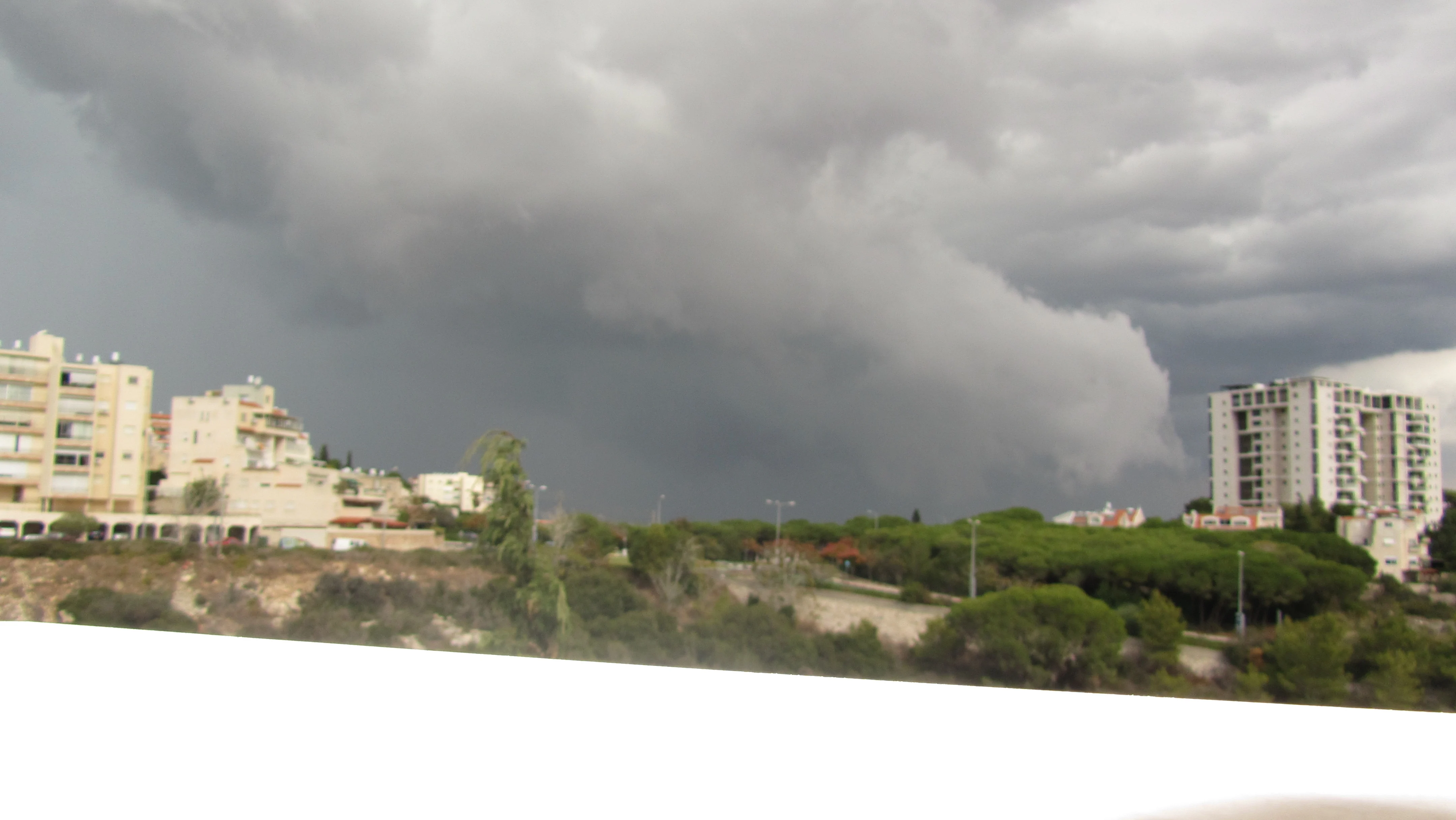 עננים כבדים מעל חיפה