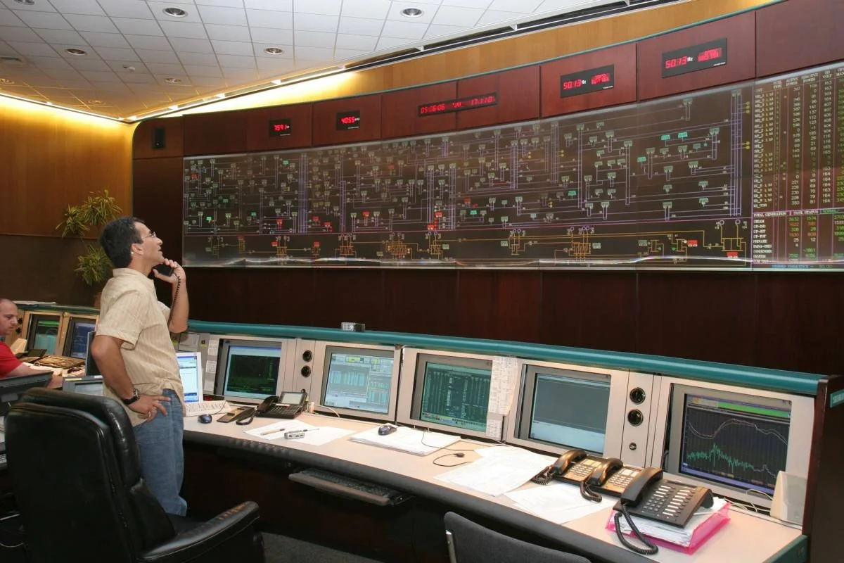 חדר בקרה בחברת החשמל