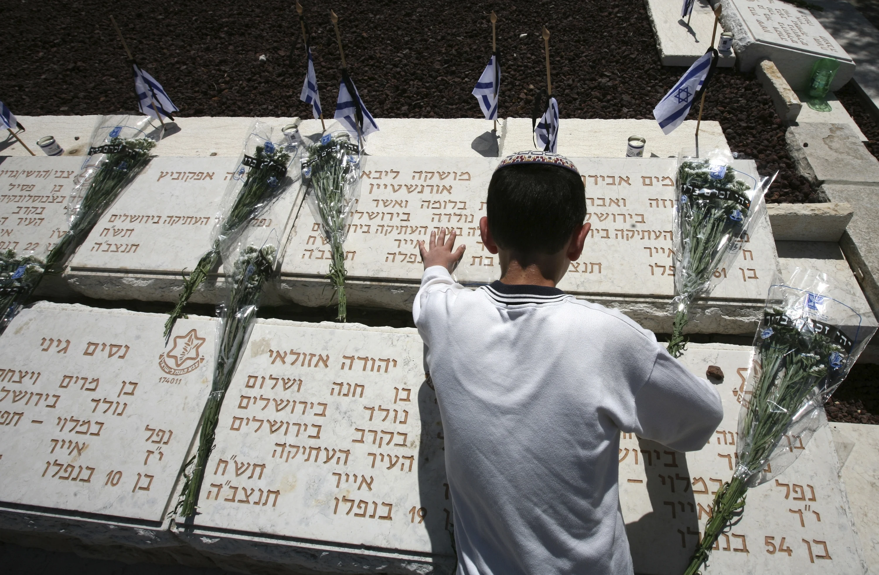 ילד בבית עלמין צבאי ביום הזיכרון
