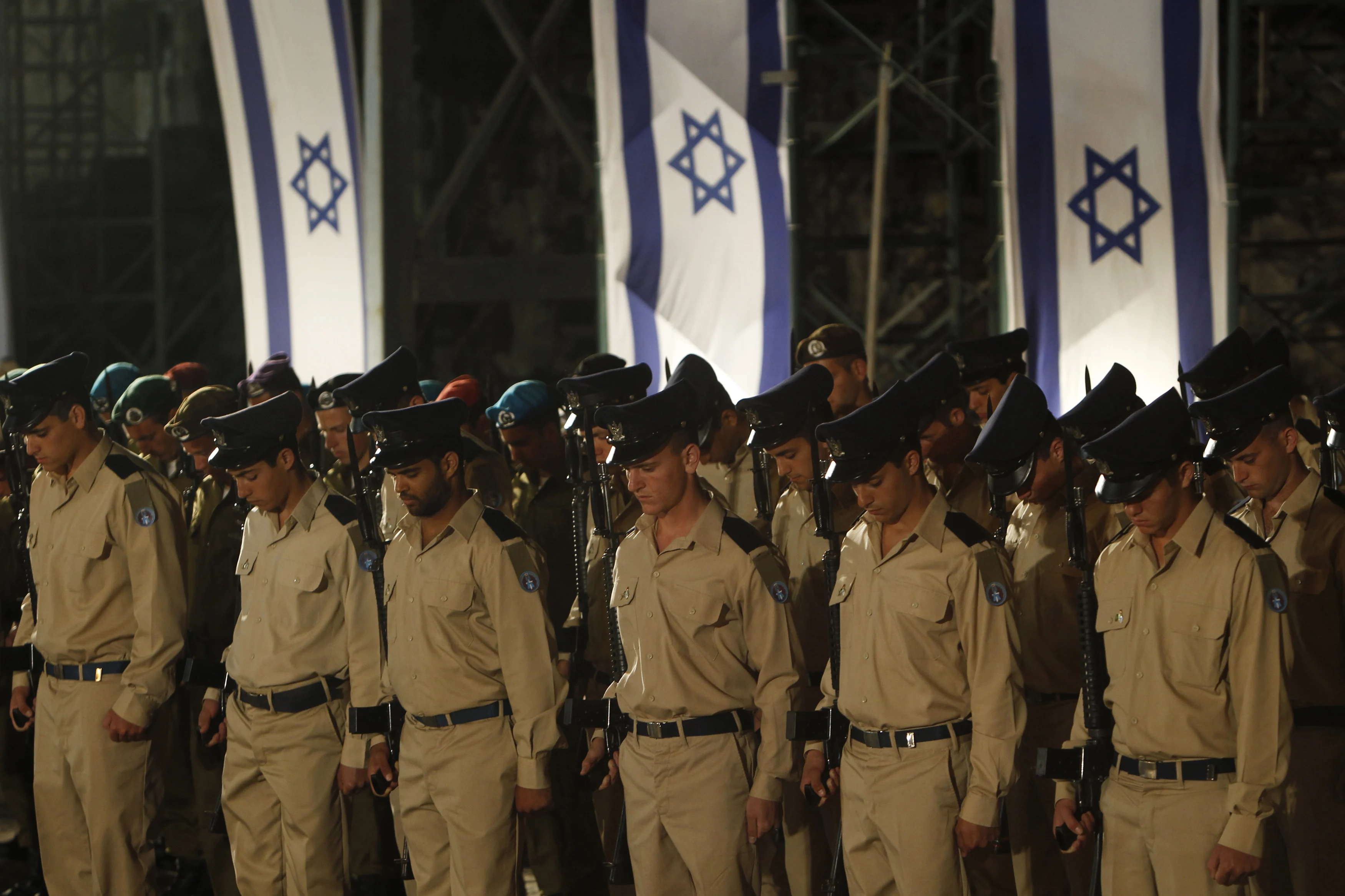 חיילים בטקס יום הזכרון לחללי צה''ל