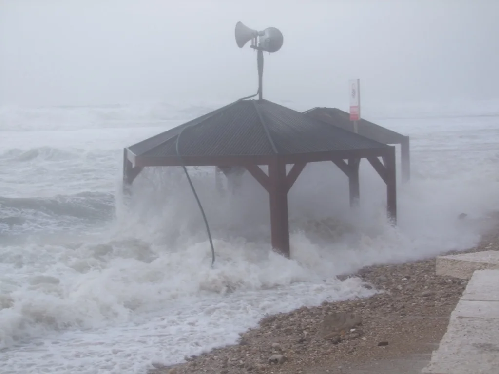 חופי תל אביב בסערה