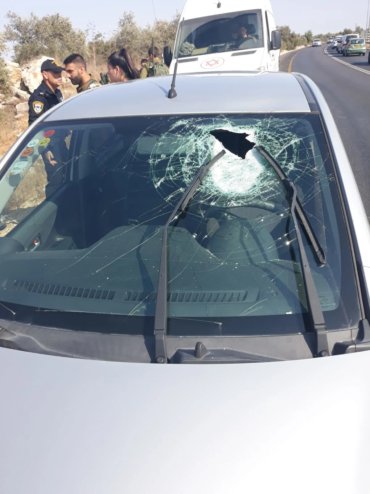 הרכב שעליו נזרק סלע, ופצע קצין בינוני