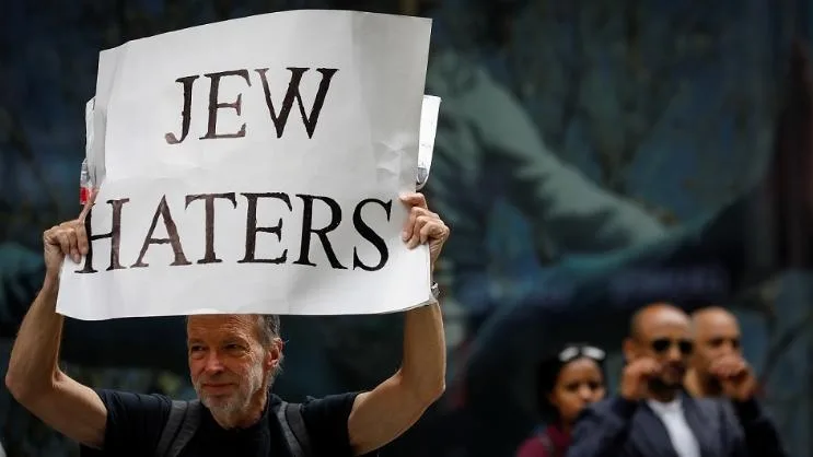 אמריקני מוחה נגד הפגנה פרו פלסטינית בניו יורק