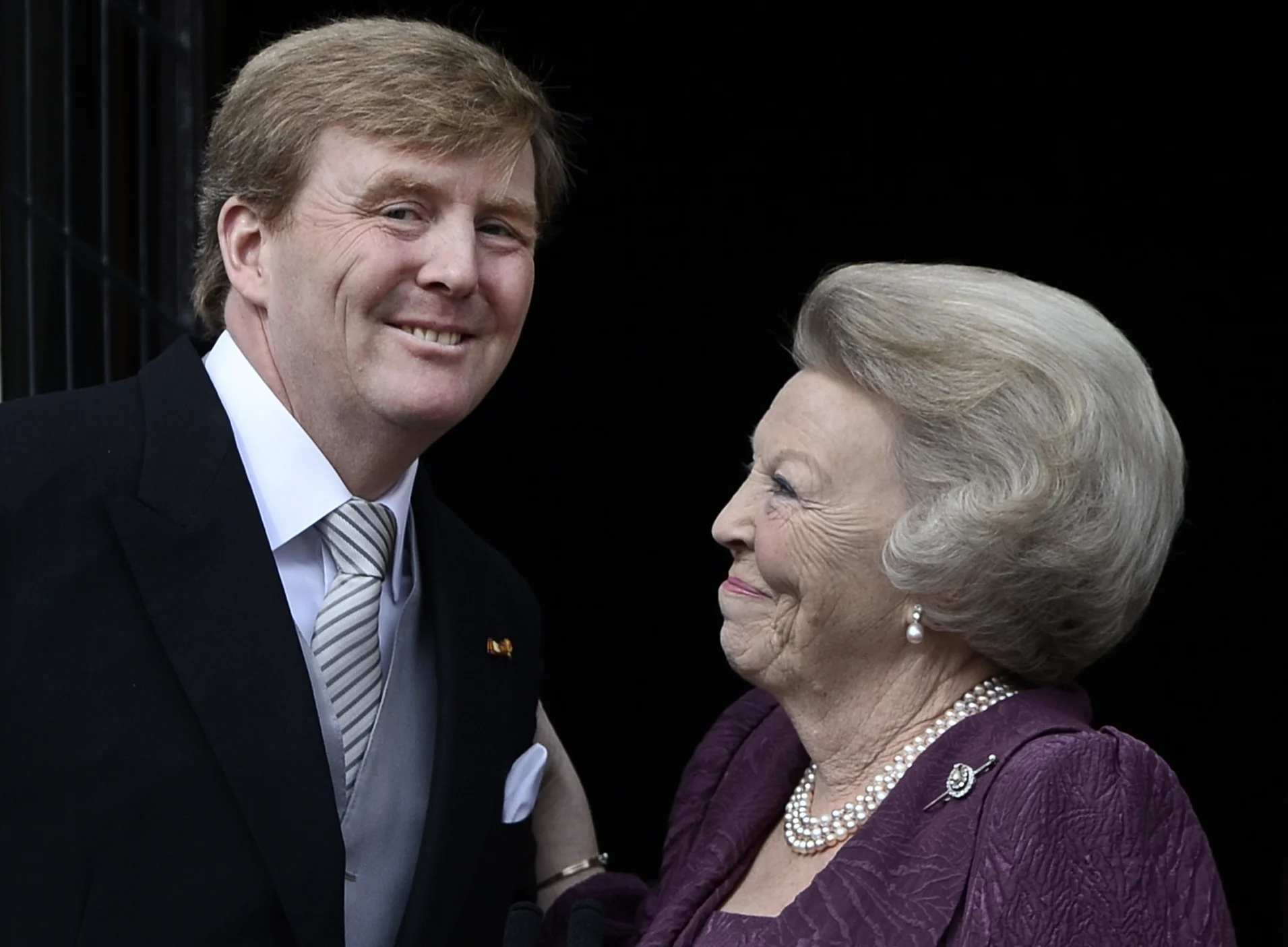 מלכת הולנד ביאטריקס מעבירה את הכתר לבנה ווילם-אלכסנדר