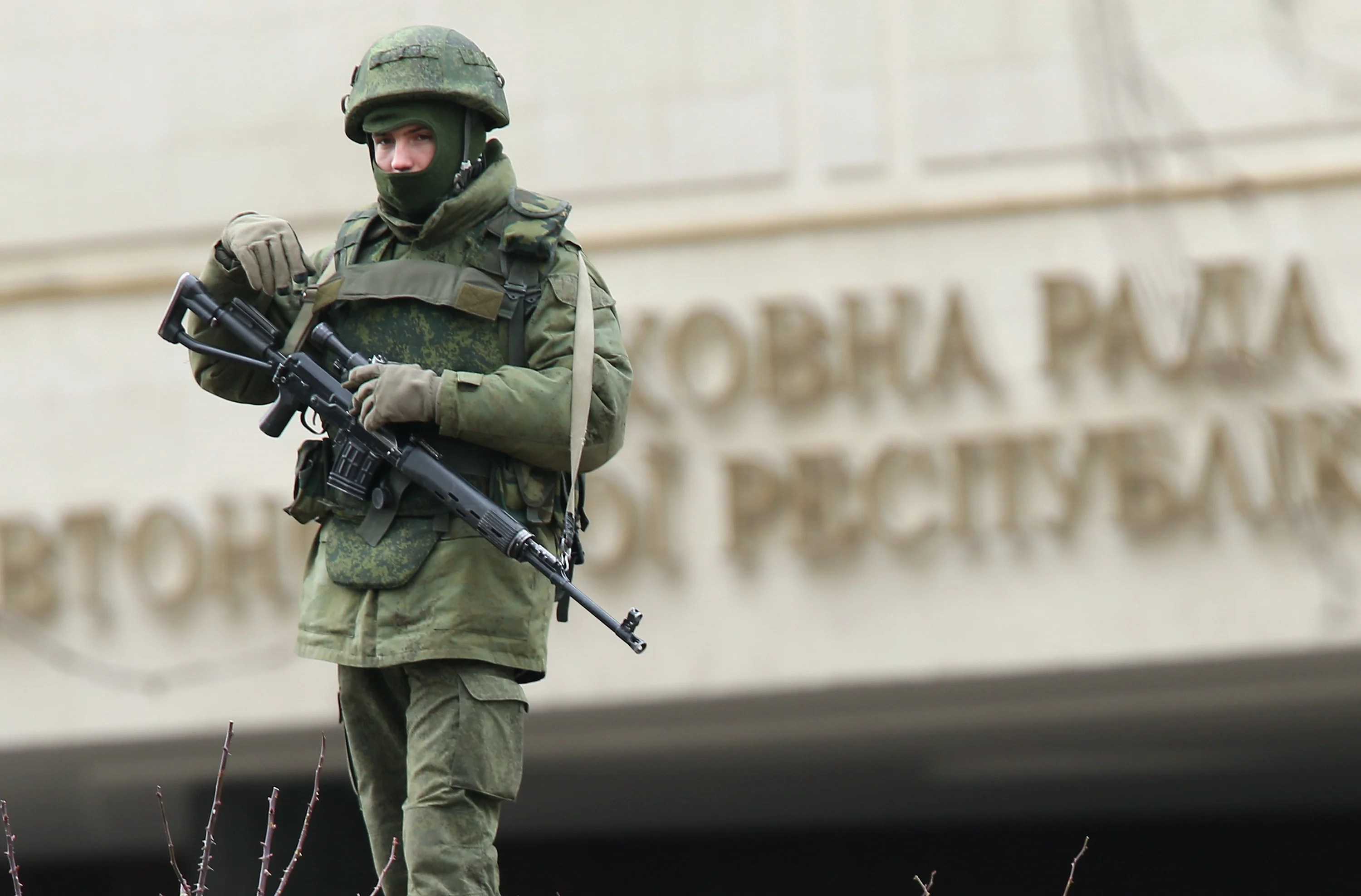 חיילים מחוץ לפרלמנט בחצי האי קרים