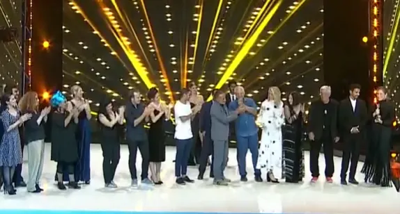 הצוות של ''ימים נוראים'' במעמד קבלת הפרס