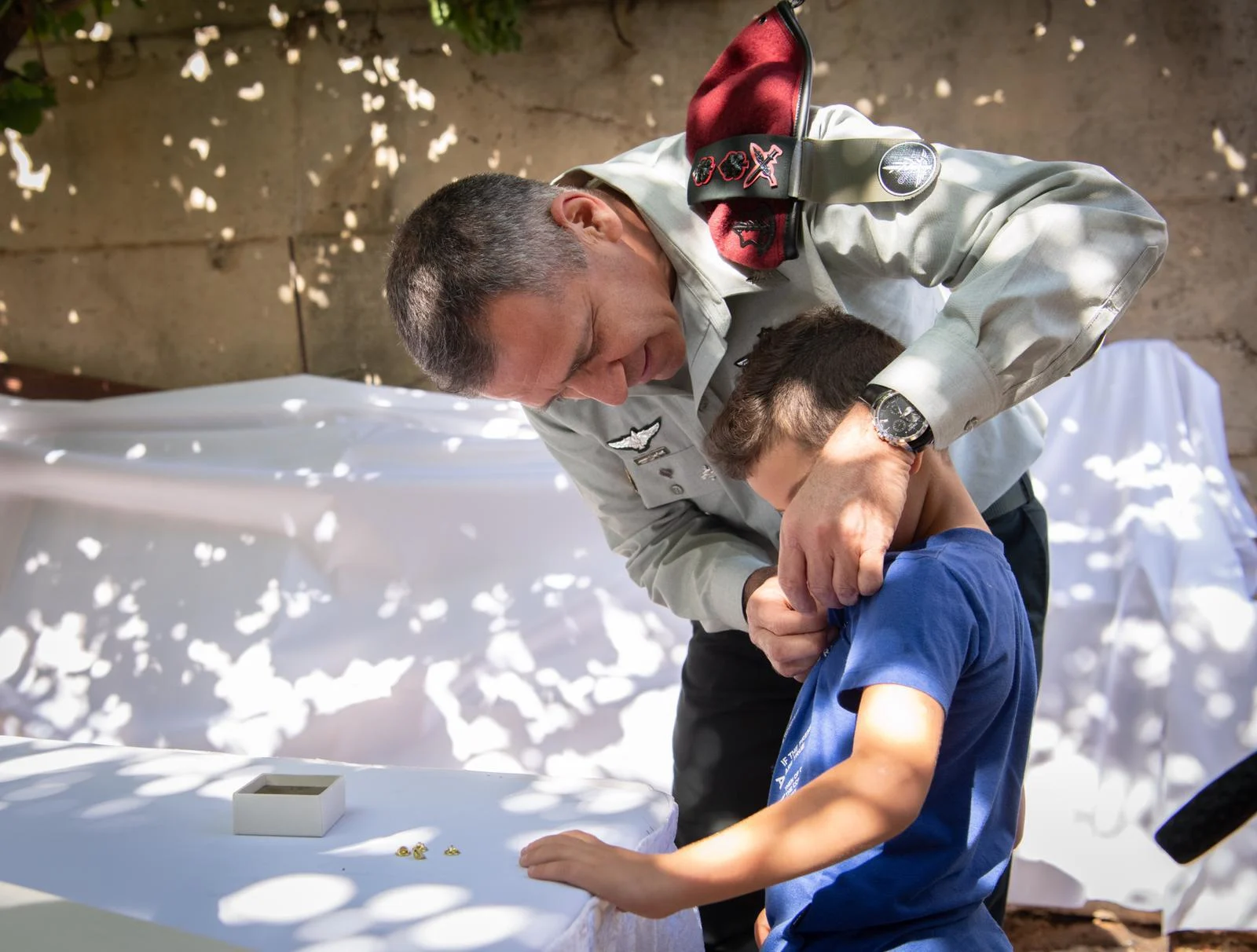 הרמטכ''ל כוכבי מעניק את הצל''ש לבנו של סגן אלוף מ'