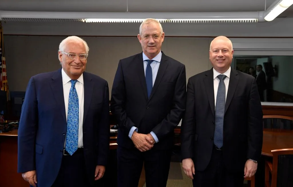 יו''ר כחול לבן בני גנץ עם השגריר האמריקאי דיוויד פרידמן והשליח המיוחד למזרח התיכון ג'ייסון גרינבלט