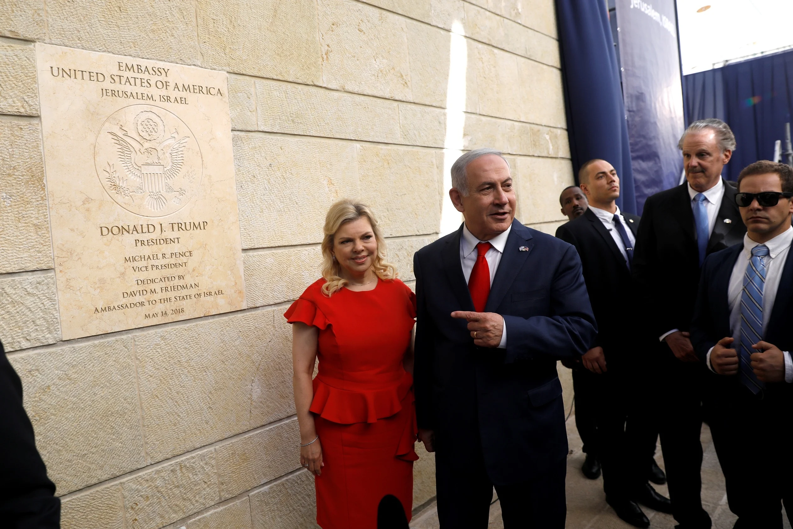 נתניהו ורעייתו ליד שלט שגרירות ארה''ב