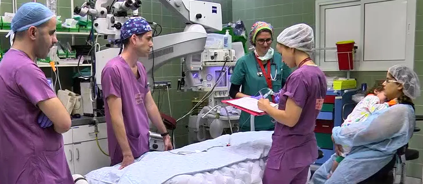 חדר ניתוח שבו מטופל ילד עם גידול ברשתית