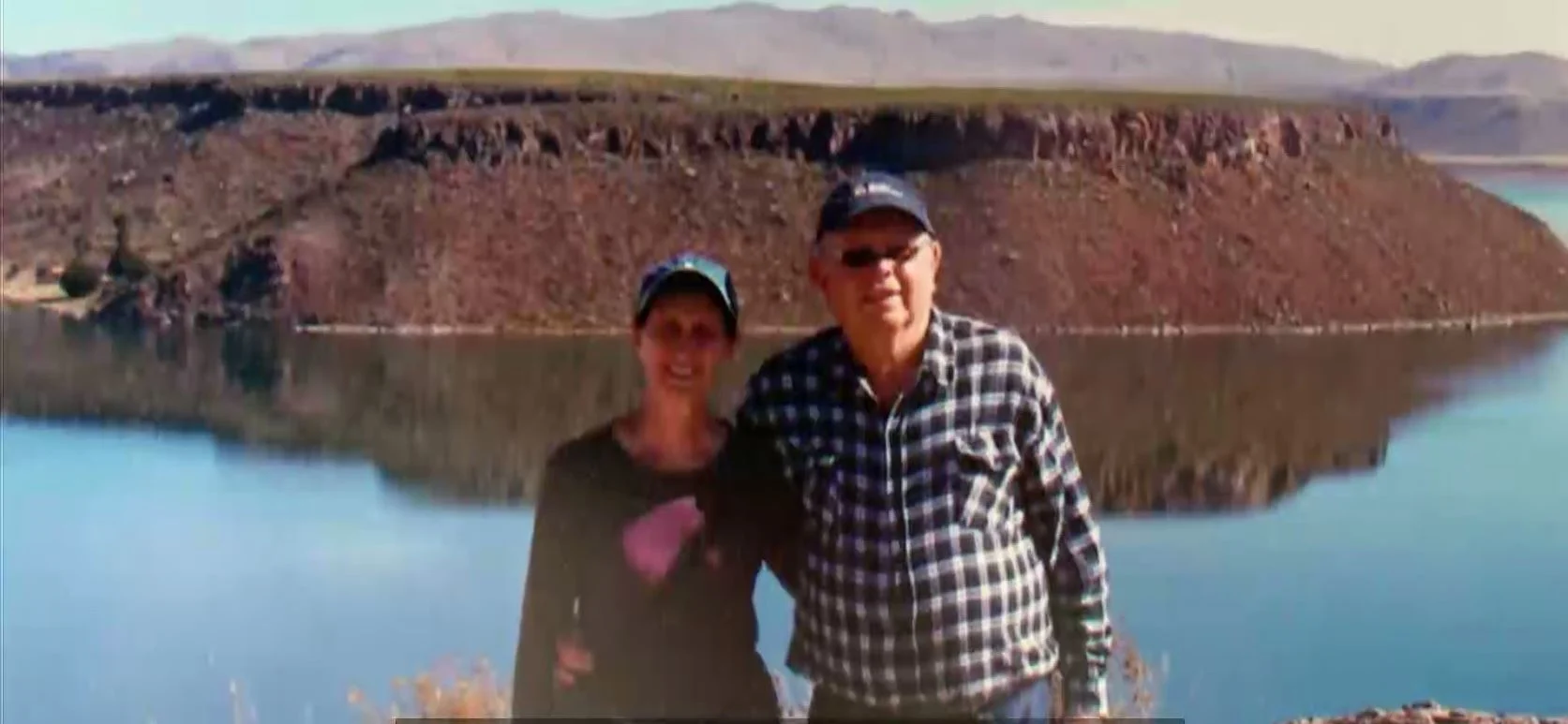 מרדכי דויטש ואשתו מטיילים