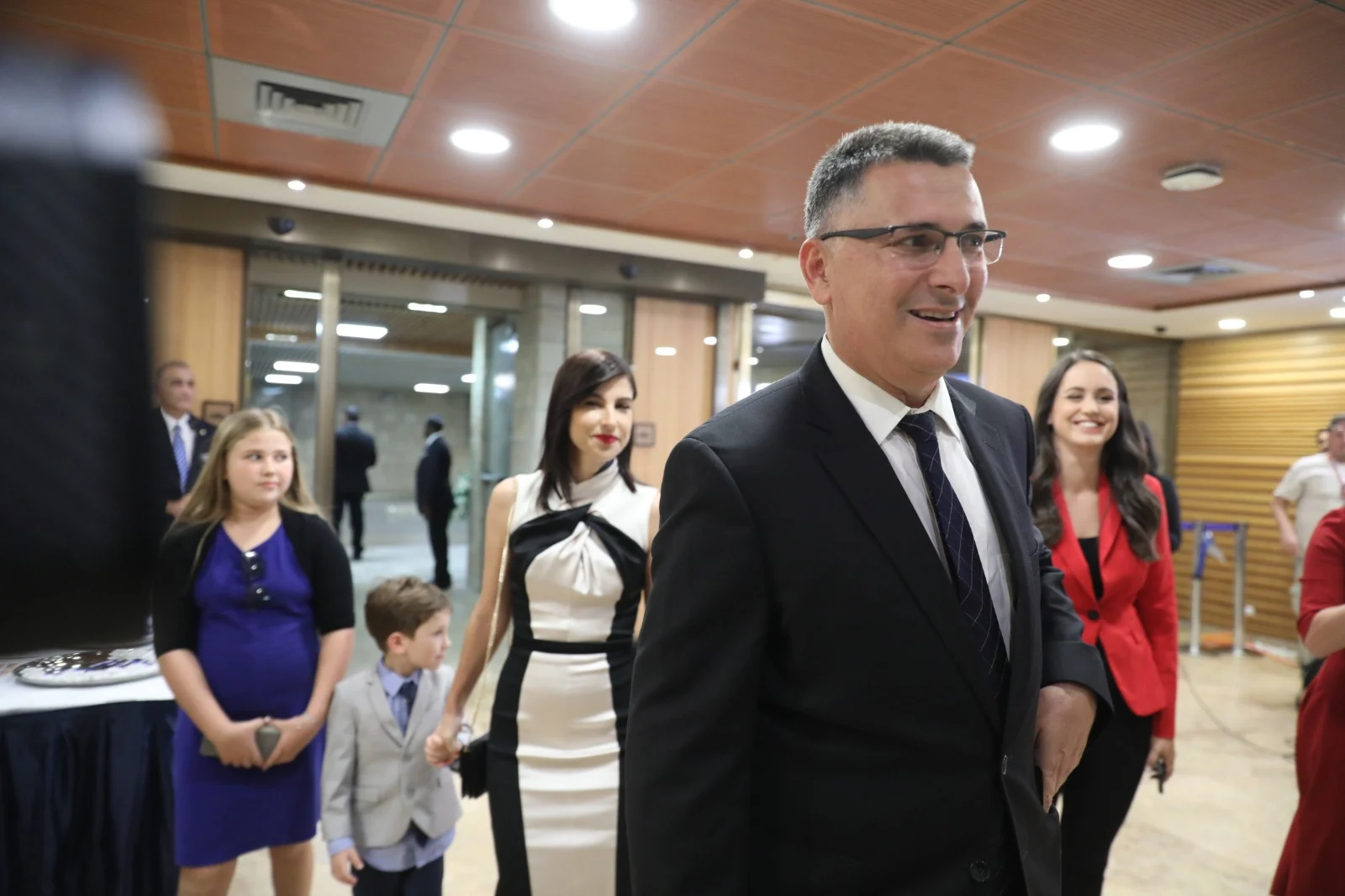 ח''כ גדעון סער בכניסה למשכן