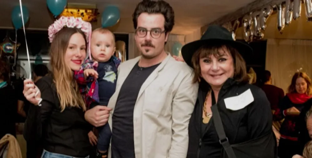 חנה לסלואו עם משפחתה