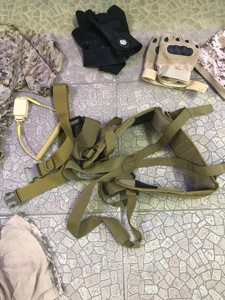 פריטים שנמצאו בביתו של החשוד