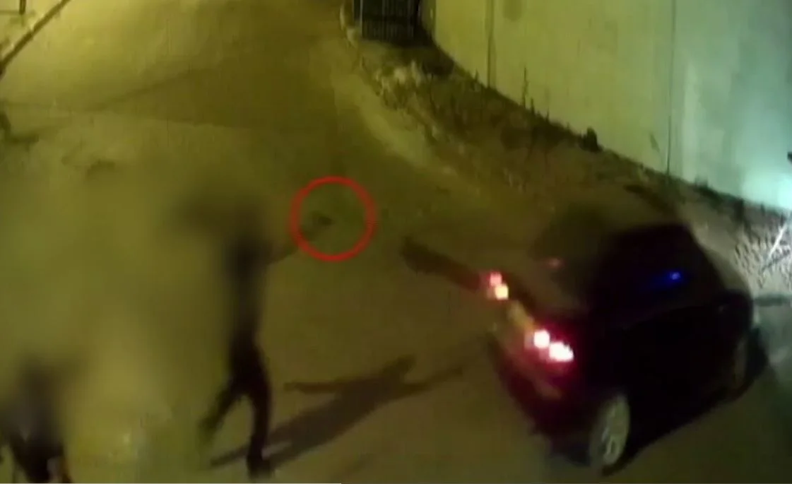 אחד החשודים יורה לעבר לעבר הקורבן