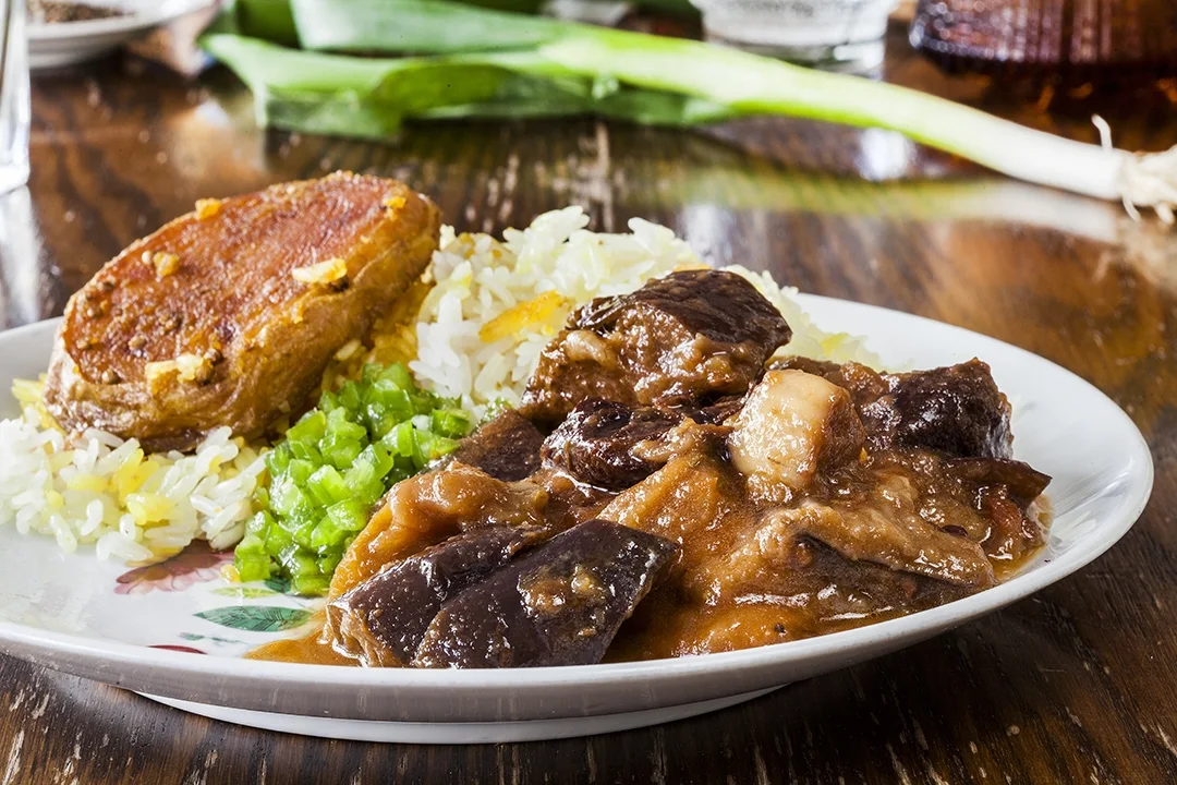 תבשיל חצילים ושזיפים מיובשים