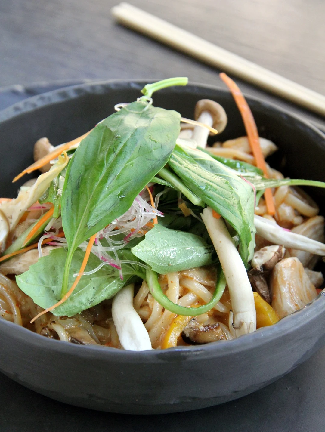 נודלס עם עוף ופטריות