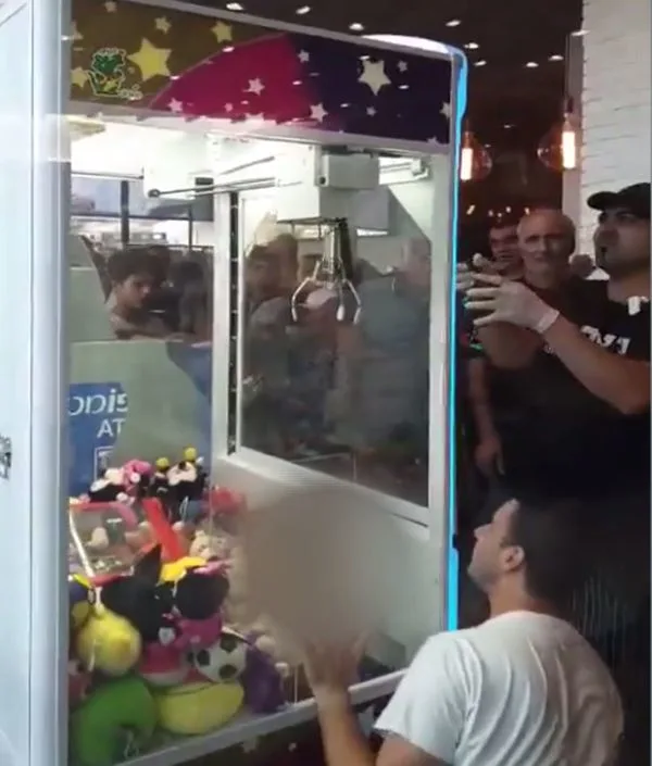 חילוץ פעוט שנלכד במכונת בובות