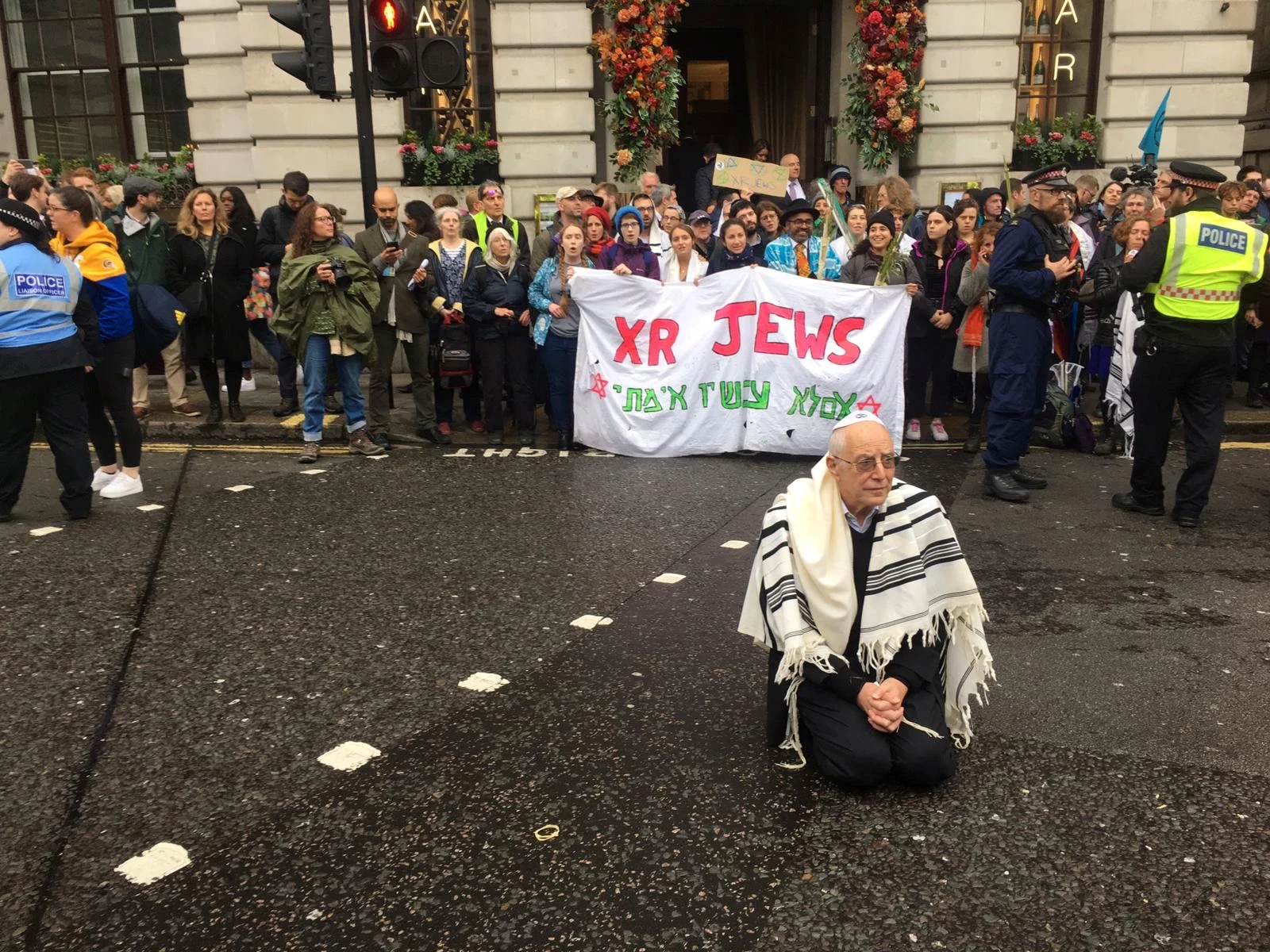 הרב ג'פרי ניומן חוסם את הכביש בלונדון לפני שנעצר