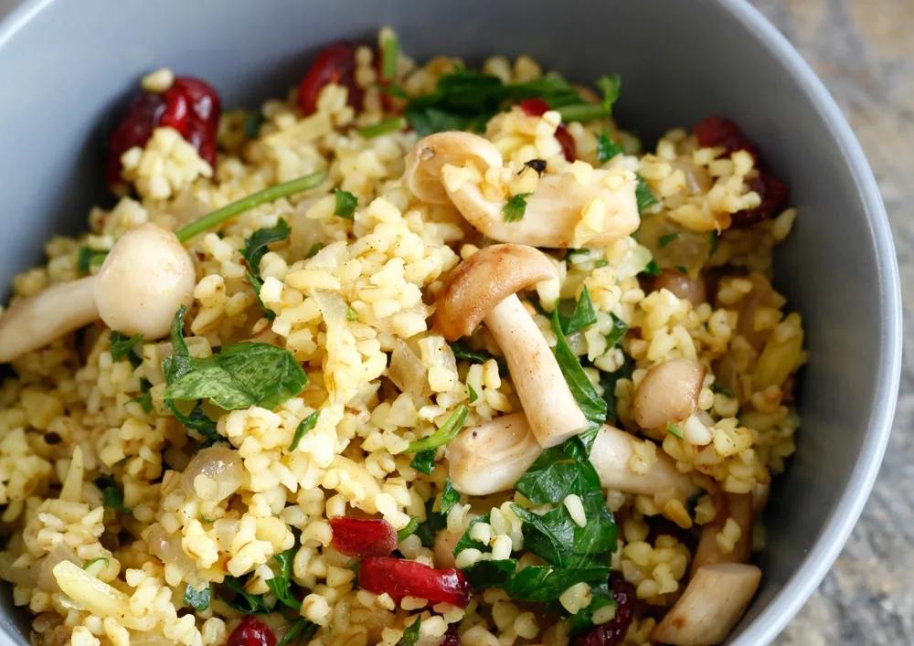 תבשיל פטריות שי מג'י עם בורגול, שקדים וחמוציות