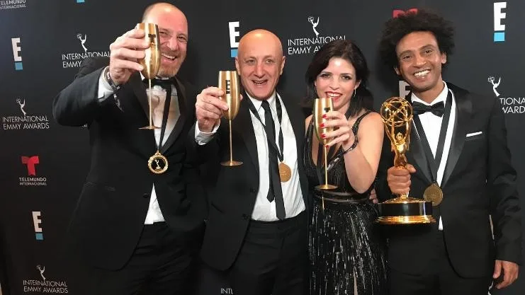 צוות הסדרה נבסו לאחר הזכייה באמי הבינלאומי