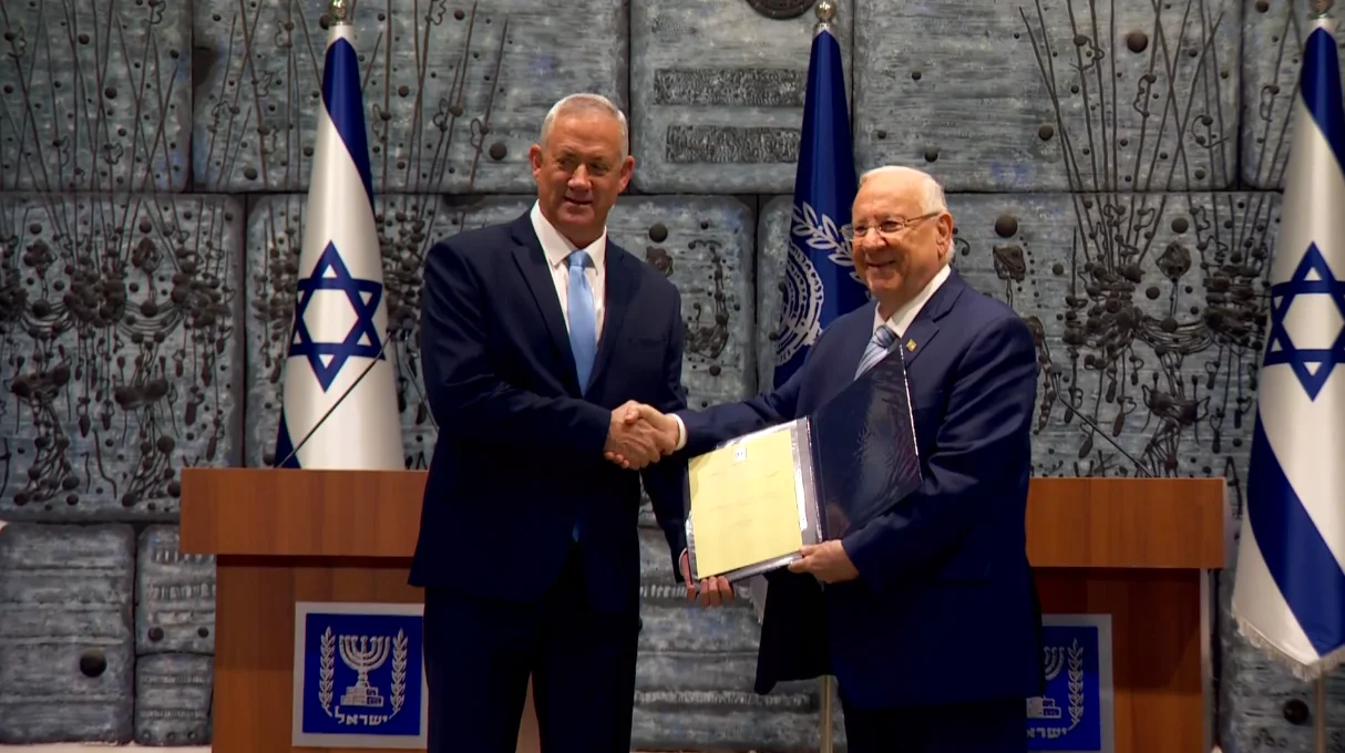 יו''ר כחול לבן בני גנץ מקבל מנשיא המדינה ראובן ריבלין את המנדט