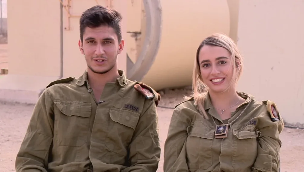 יעל בן שושן ואבישי סמדג'ה, אחים שנפגשו לראשונה בבסיס בו הם משרתים