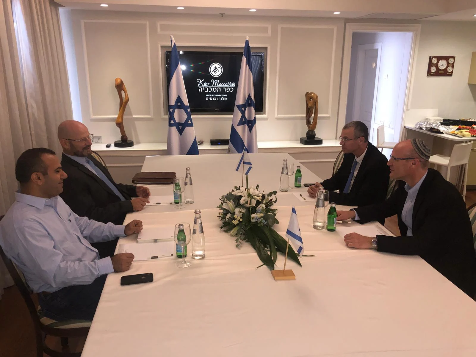 פגישה ראשונה של צוותי המשא ומתן של כחול לבן והליכוד