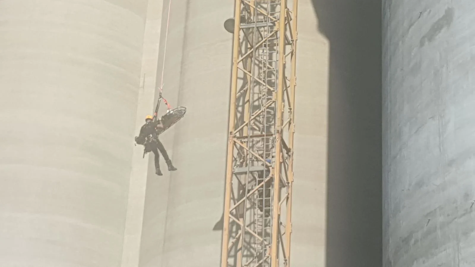 אנשי מפעל ״מילובר״ בסיוע יחידת היל״מ מתחנת חיפה ולוחמי האש מתחנת זבולון, פועלים לחילוצו של הפועל