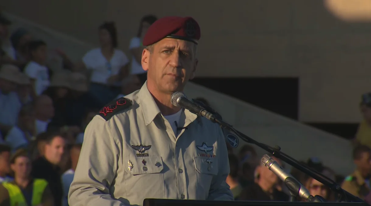 הרמטכ''ל, אביב כוכבי נואם בטקס סיום קורס קצינים קרביים בבית הספר לקצינים