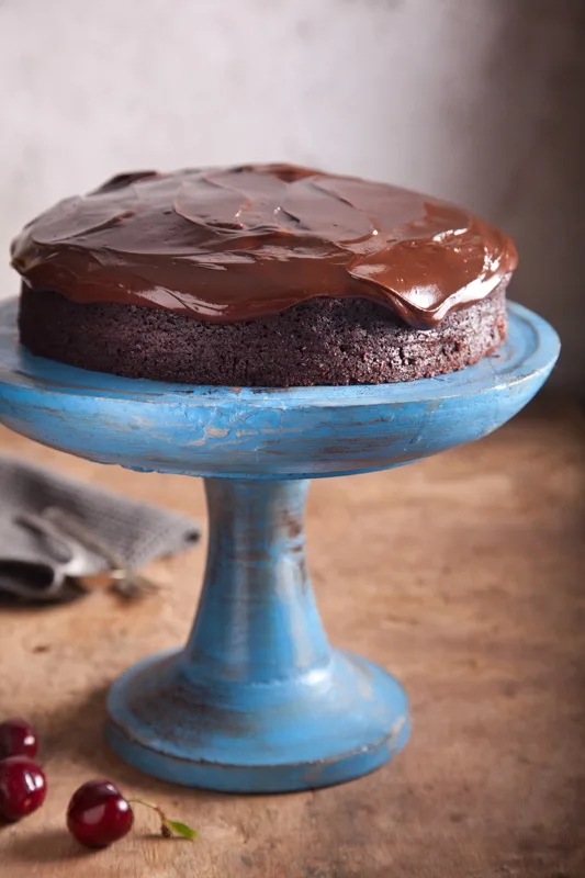 עוגת שוקולד עסיסית עם גנאש שוקולד טחינה