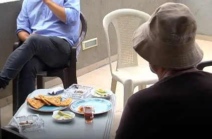 י', נהג הסעות ישראלי, שעוכב לחקירה, יחד עם שני פלסטינים שאותם הסיע, בחשד למעורבות בפרשת אונס בת ה-7