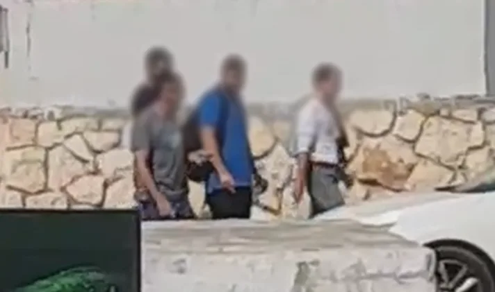 חוקרי המשטרה עוצרים את החשוד באיומים בפייסבוק כנגד משפחת נתניהו