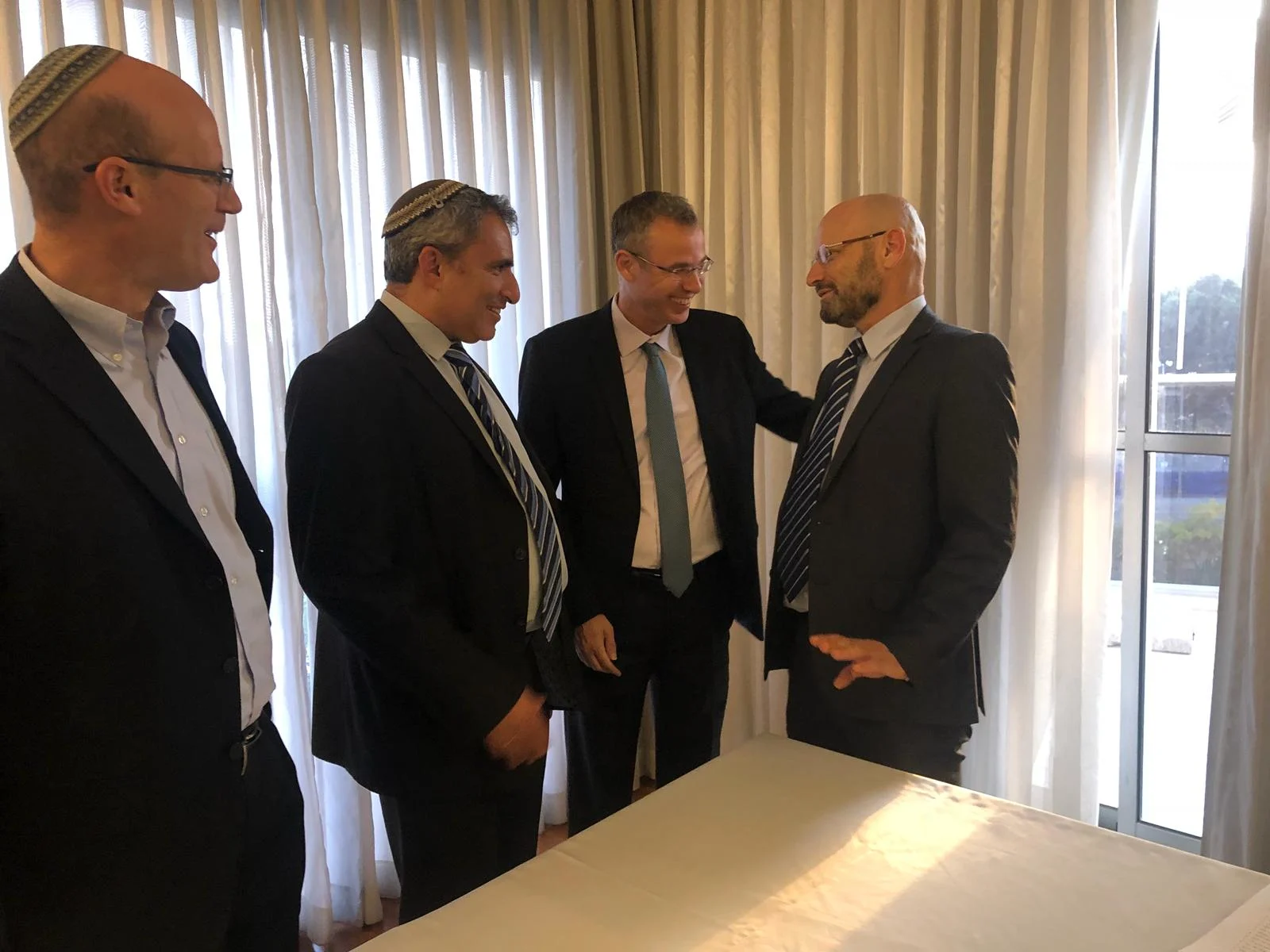 פגישתם של צוותי המו״מ של הליכוד וכחול לבן בכפר המכבייה