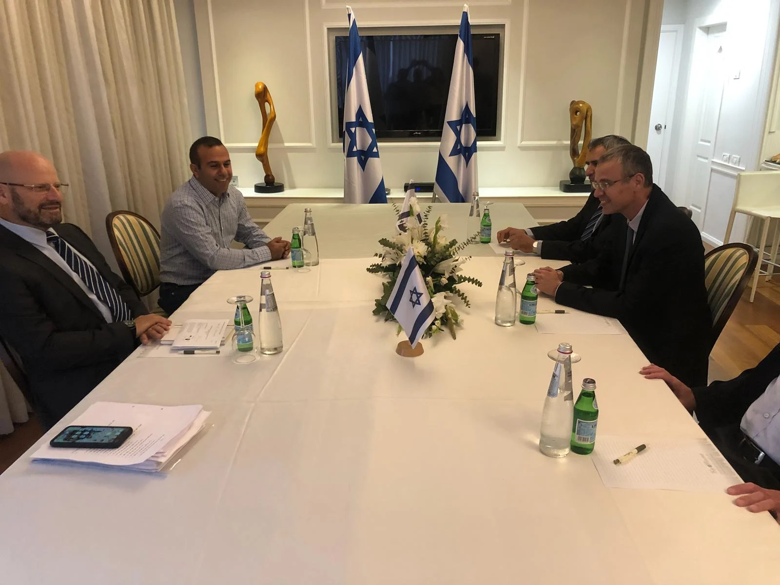 פגישתם של צוותי המו״מ של הליכוד וכחול לבן בכפר המכבייה