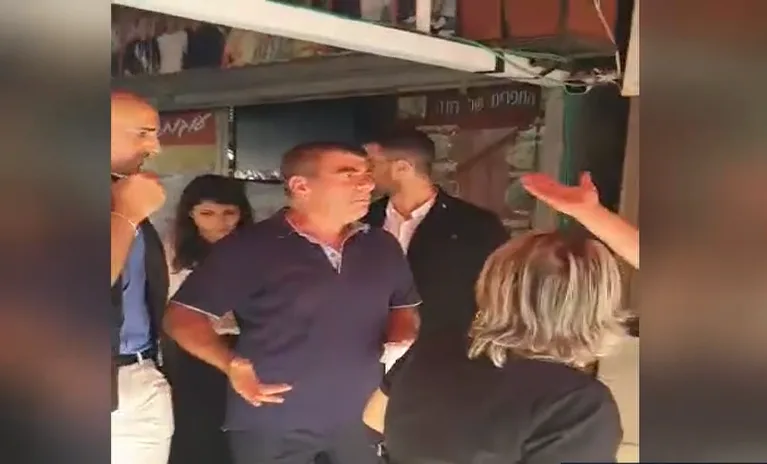 גבי אשכנזי מותקף באשקלון