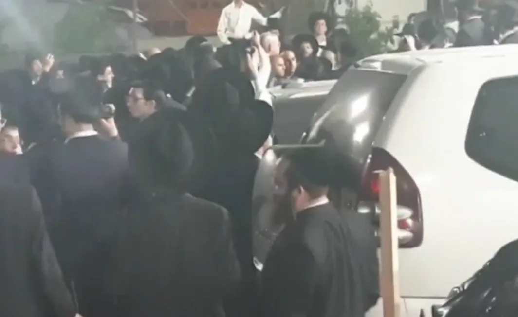 יו''ר כחול לבן בחתונת בנו של ח''כ חרדי