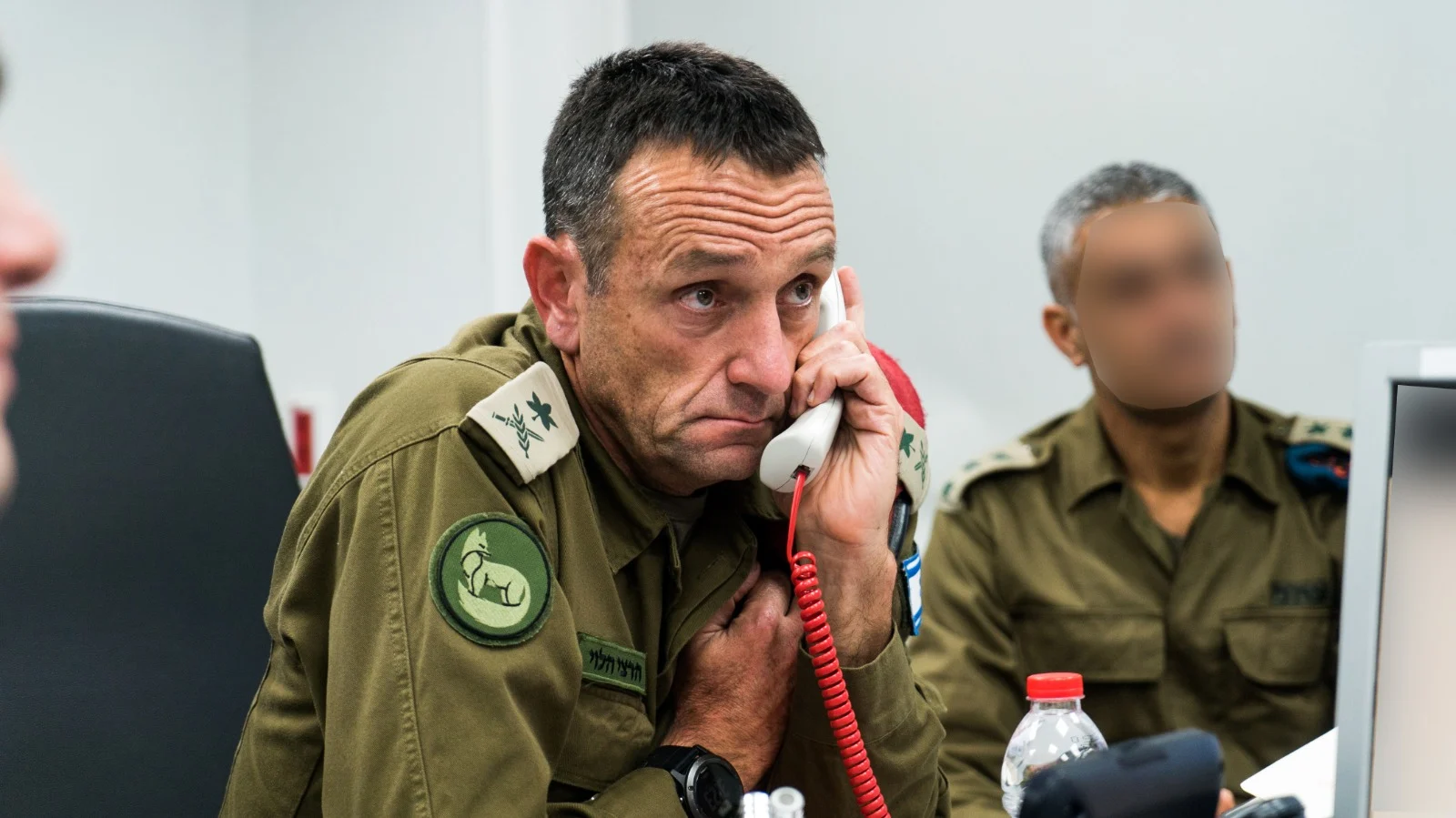 מפקד פיקוד דרום, אלוף הרצי הלוי בחדר המצב והשליטה של פיקוד הדרום במהלך התקיפה