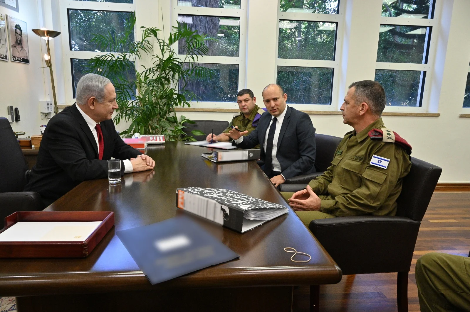 העברת מקל בין שר הביטחון היוצא, בנימין נתניהו, לשר הביטחון הנכנס, נפתלי בנט, בהשתתפות הרמטכ״ל אביב כוכבי