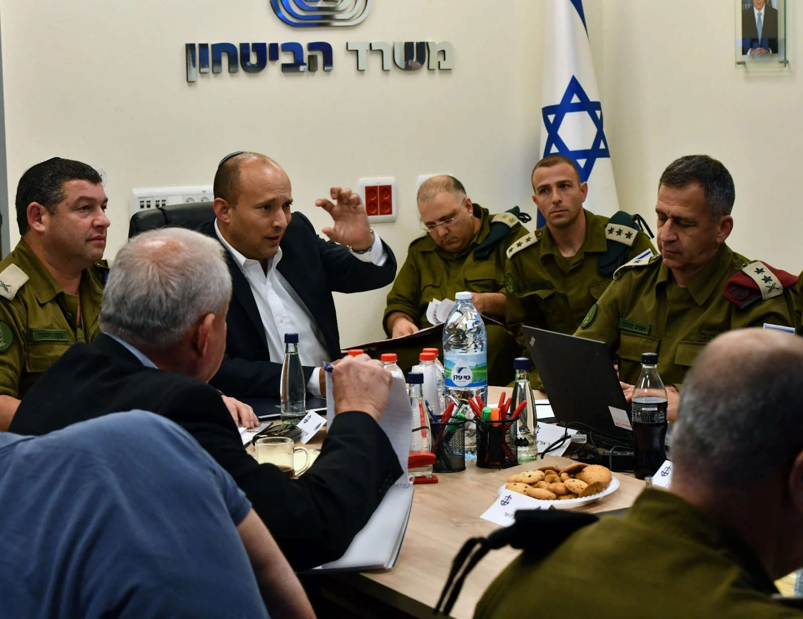 נפתלי בנט, שר הביטחון ואביב כוכבי, הרמטכ''ל בהערכת מצב בקריה