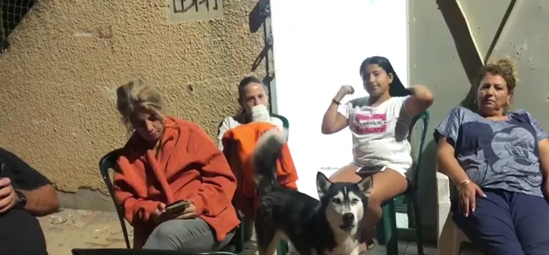 תושבים מחוץ למקלט ציבורי באחד מיישובי עוטף עזה