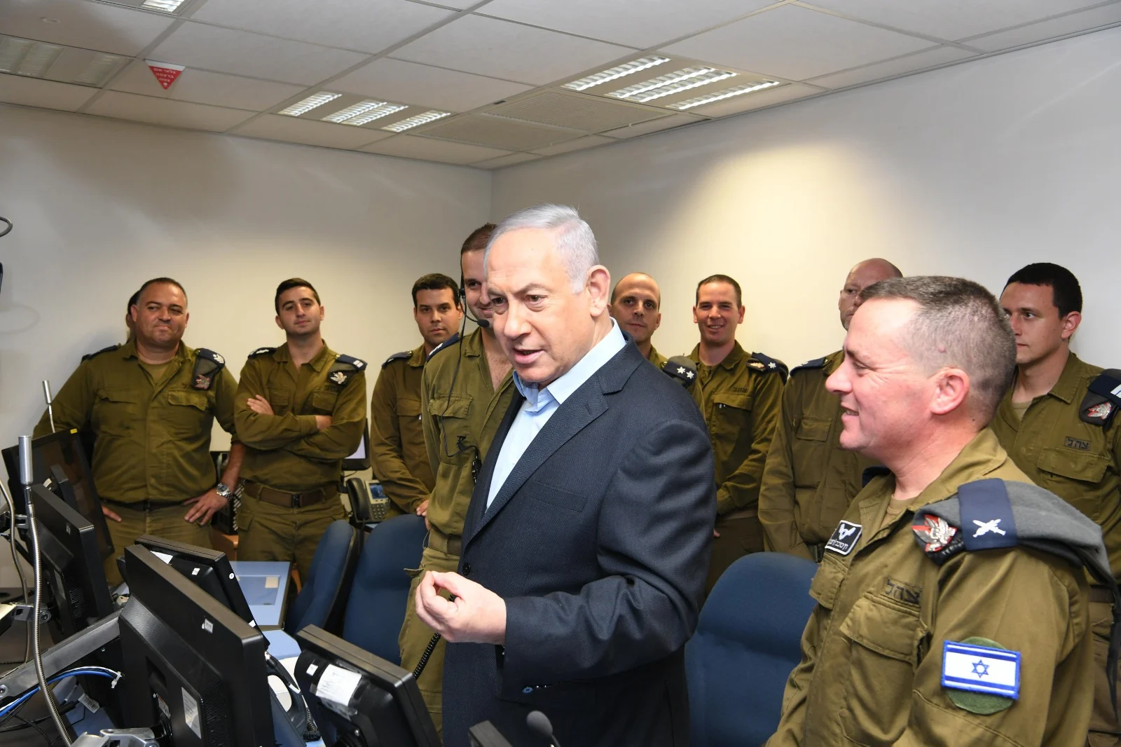 ראש הממשלה בנימין נתניהו, בסיור ביטחוני במרכז ניהול יירוטים ובסוללת כיפת ברזל.