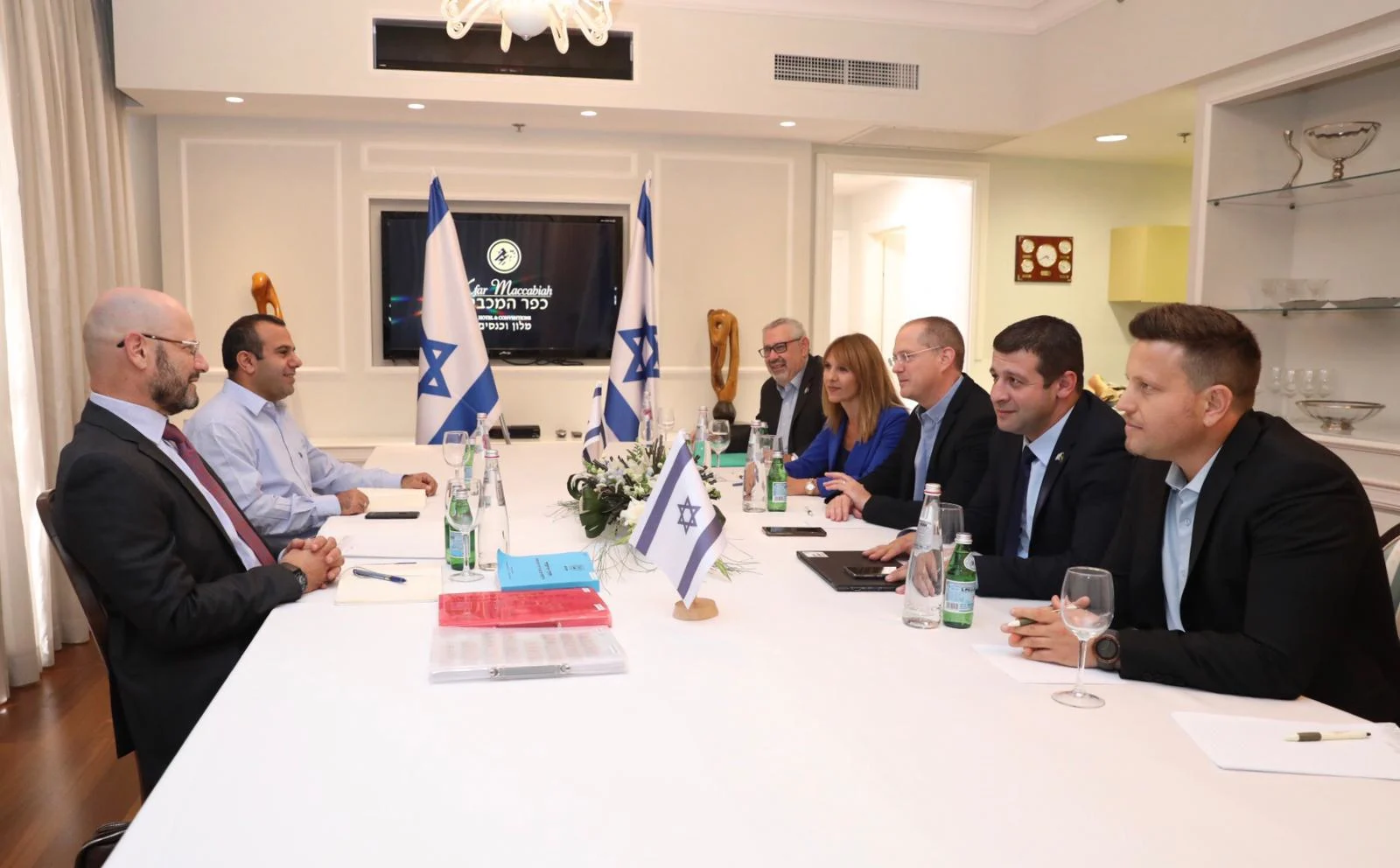 צוותי המו״מ של כחול לבן וישראל ביתנו בכפר המכבייה