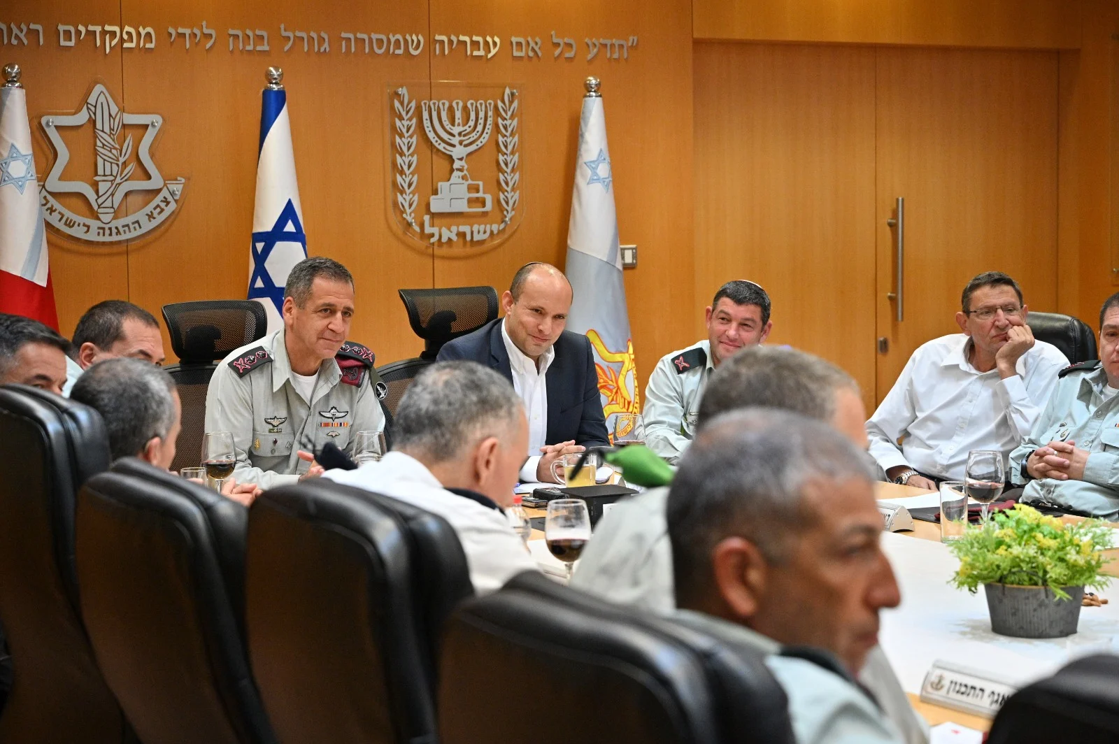 שר הביטחון, נפתלי בנט, נפגש לראשונה עם חברי פורום המטה הכללי